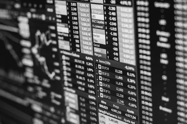 Monochrome image of stock market data on a screen, depicting financial information and trends. CVR og regnskabsstatistik som grundlag for markedsafgrænsning